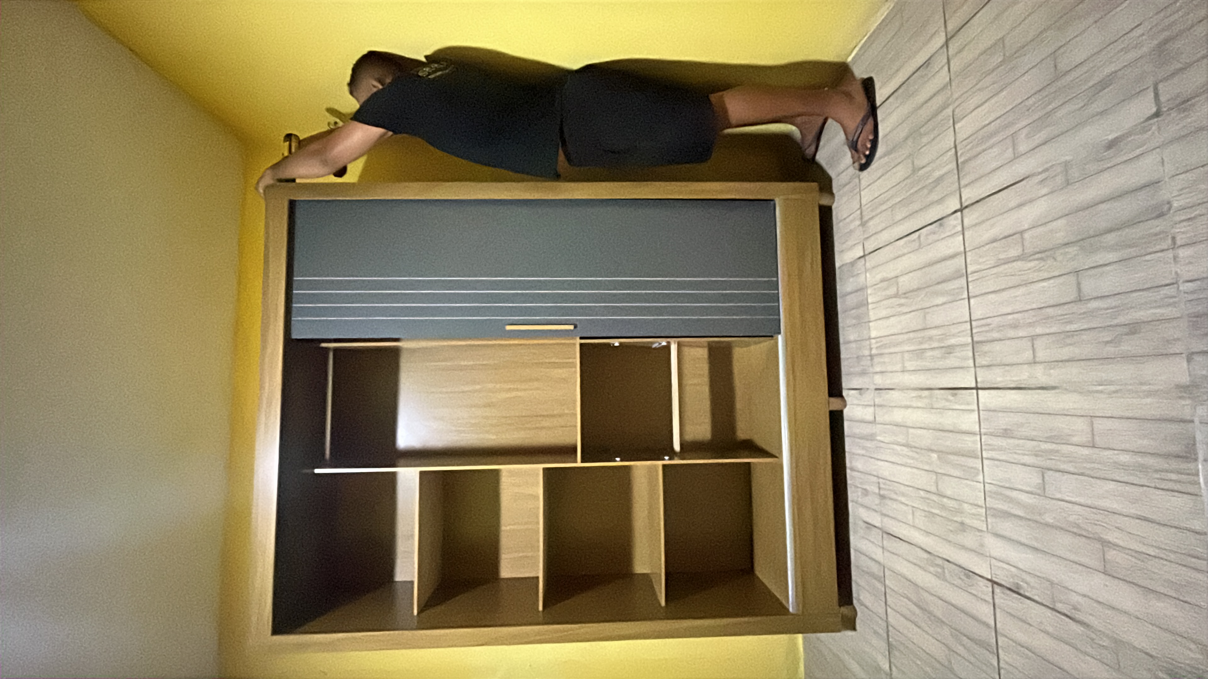 Montagem de guarda-roupa no local do cliente